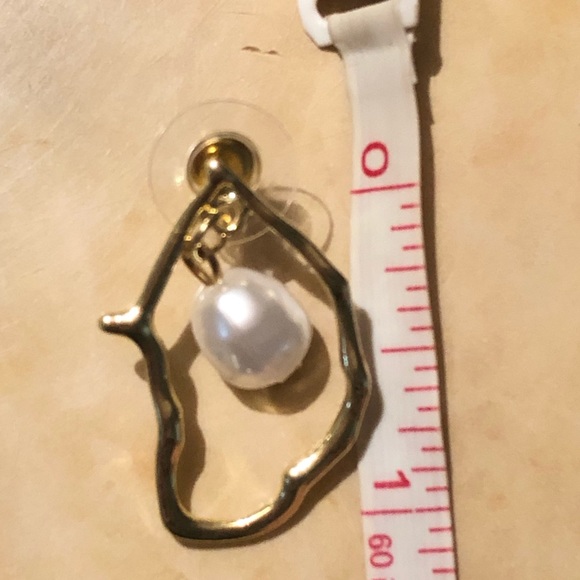 Abstract Shape Pearl Earrings - Picture 6 of 6